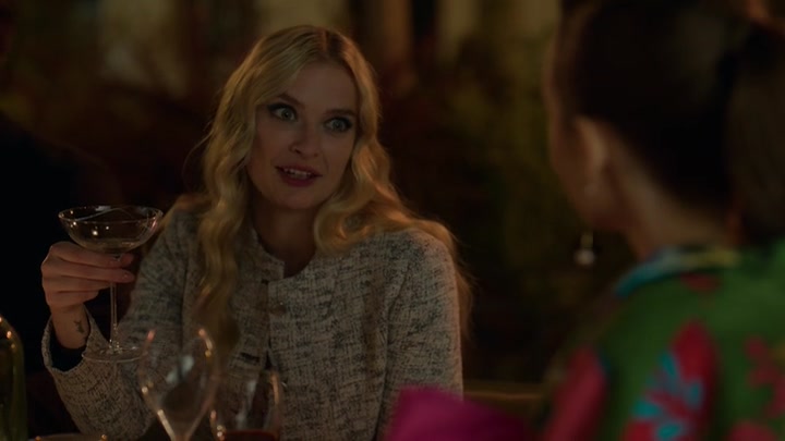Emily_in_Paris_S02E03_WEBRip_x264-ION10_2356.jpg