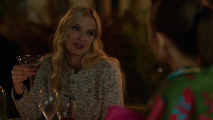 Emily_in_Paris_S02E03_WEBRip_x264-ION10_2357.jpg