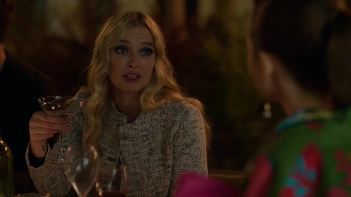 Emily_in_Paris_S02E03_WEBRip_x264-ION10_2363.jpg