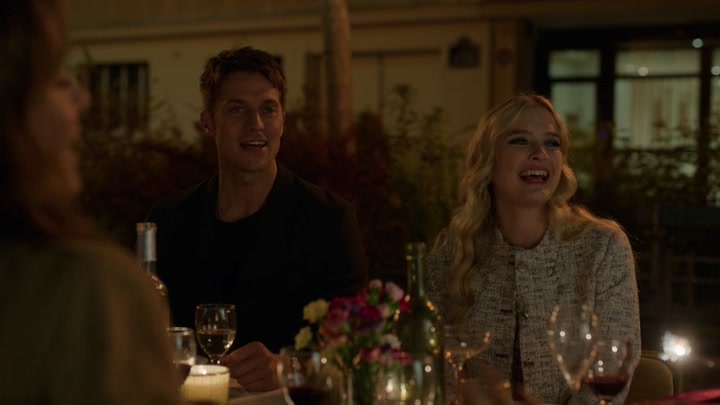 Emily_in_Paris_S02E03_WEBRip_x264-ION10_2388.jpg