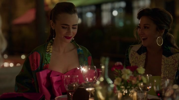 Emily_in_Paris_S02E03_WEBRip_x264-ION10_2399.jpg