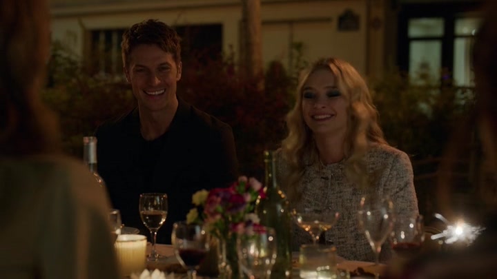 Emily_in_Paris_S02E03_WEBRip_x264-ION10_2411.jpg