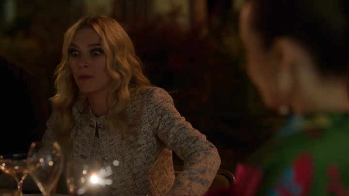 Emily_in_Paris_S02E03_WEBRip_x264-ION10_2413.jpg