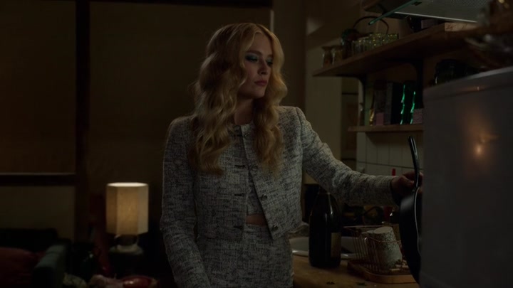 Emily_in_Paris_S02E03_WEBRip_x264-ION10_2459.jpg