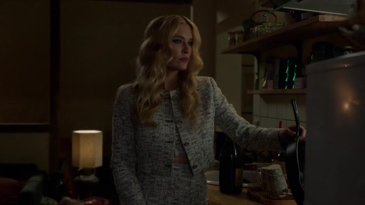 Emily_in_Paris_S02E03_WEBRip_x264-ION10_2460.jpg
