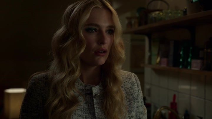 Emily_in_Paris_S02E03_WEBRip_x264-ION10_2475.jpg