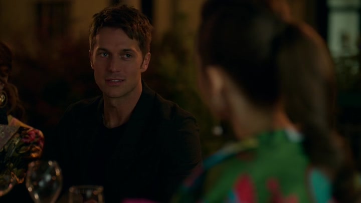 Emily_in_Paris_S02E03_WEBRip_x264-ION10_2504.jpg