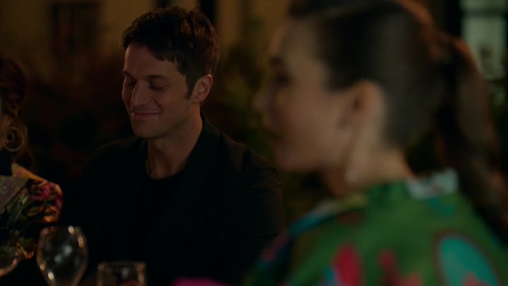 Emily_in_Paris_S02E03_WEBRip_x264-ION10_2508.jpg
