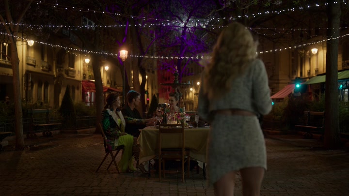 Emily_in_Paris_S02E03_WEBRip_x264-ION10_2520.jpg