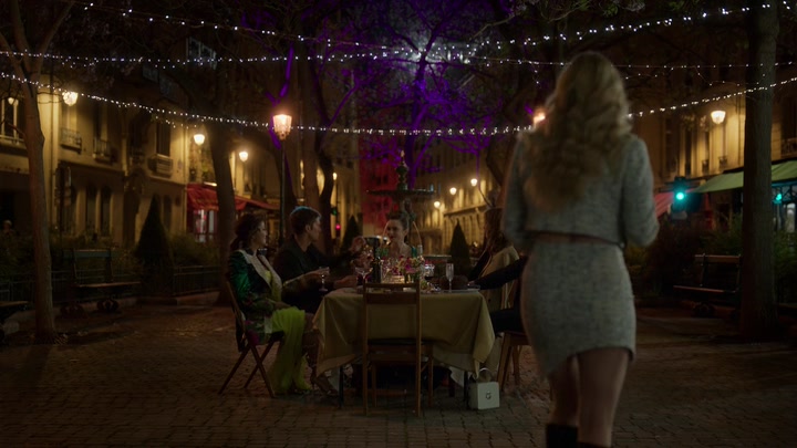 Emily_in_Paris_S02E03_WEBRip_x264-ION10_2521.jpg