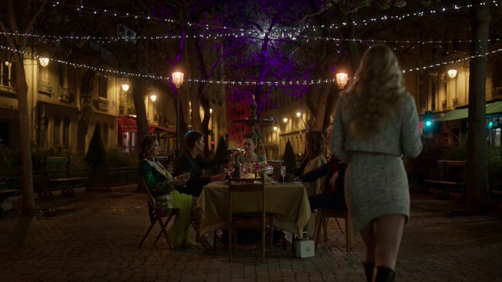 Emily_in_Paris_S02E03_WEBRip_x264-ION10_2522.jpg