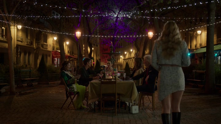 Emily_in_Paris_S02E03_WEBRip_x264-ION10_2524.jpg