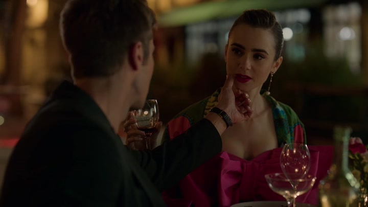 Emily_in_Paris_S02E03_WEBRip_x264-ION10_2526.jpg