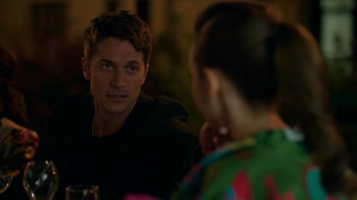 Emily_in_Paris_S02E03_WEBRip_x264-ION10_2530.jpg