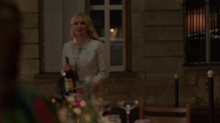 Emily_in_Paris_S02E03_WEBRip_x264-ION10_2537.jpg