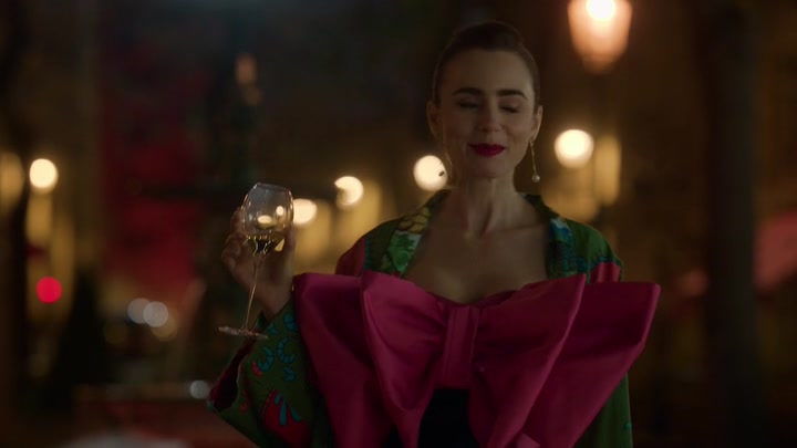 Emily_in_Paris_S02E03_WEBRip_x264-ION10_2564.jpg