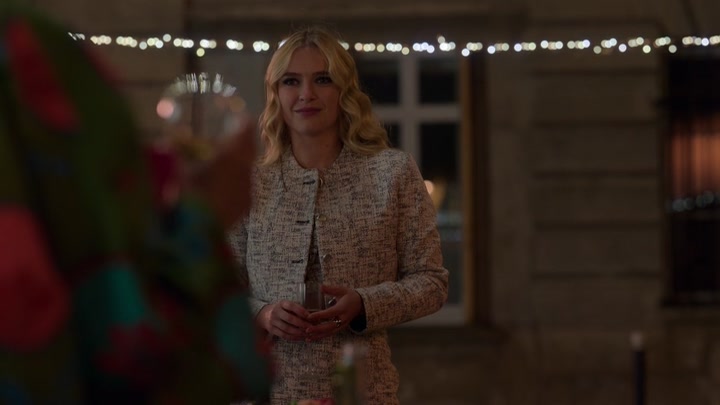 Emily_in_Paris_S02E03_WEBRip_x264-ION10_2586.jpg