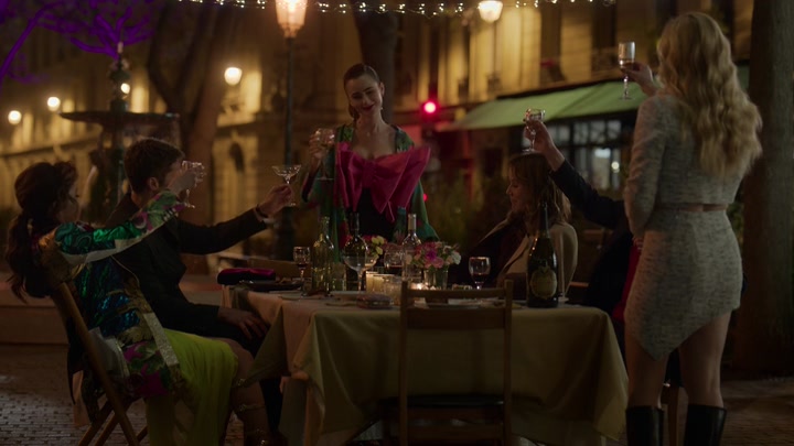 Emily_in_Paris_S02E03_WEBRip_x264-ION10_2596.jpg