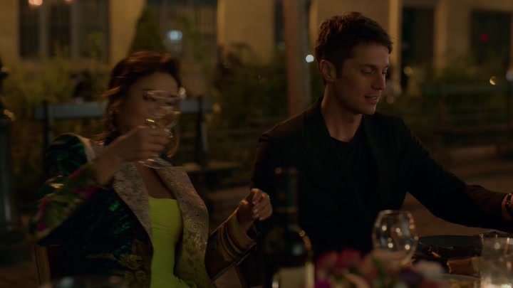 Emily_in_Paris_S02E03_WEBRip_x264-ION10_2607.jpg