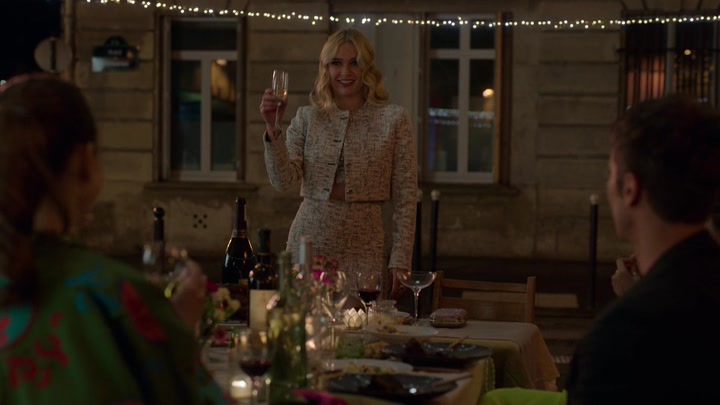 Emily_in_Paris_S02E03_WEBRip_x264-ION10_2614.jpg