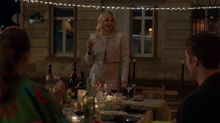 Emily_in_Paris_S02E03_WEBRip_x264-ION10_2625.jpg
