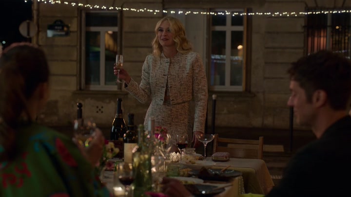 Emily_in_Paris_S02E03_WEBRip_x264-ION10_2628.jpg