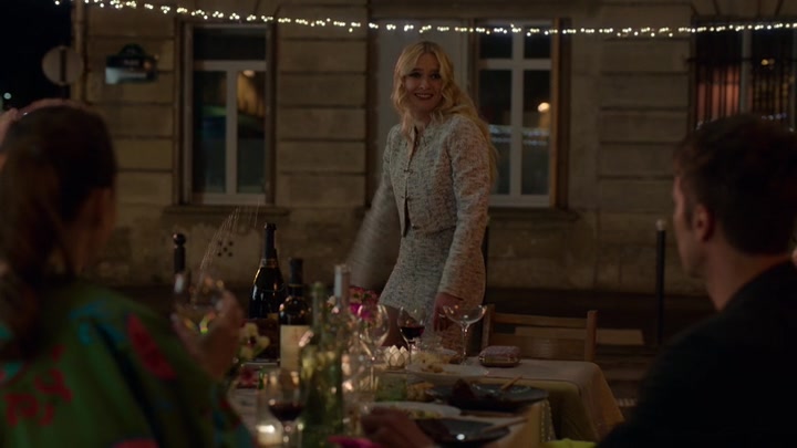 Emily_in_Paris_S02E03_WEBRip_x264-ION10_2642.jpg