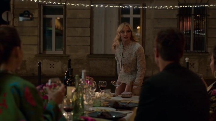 Emily_in_Paris_S02E03_WEBRip_x264-ION10_2649.jpg