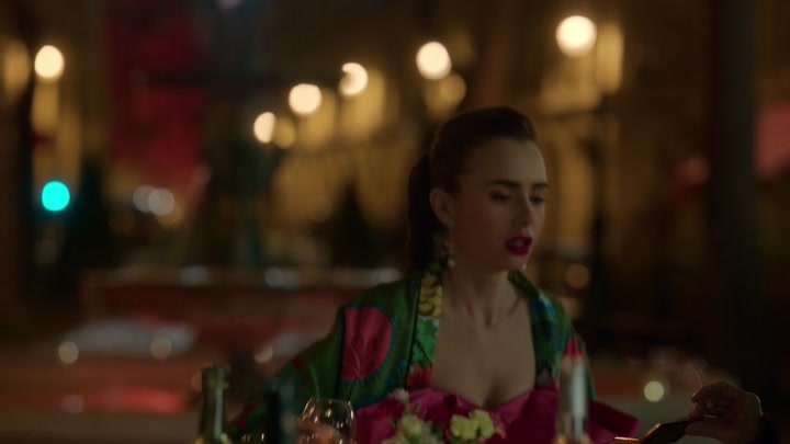 Emily_in_Paris_S02E03_WEBRip_x264-ION10_2662.jpg