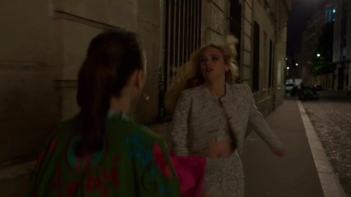 Emily_in_Paris_S02E03_WEBRip_x264-ION10_2684.jpg