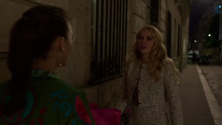 Emily_in_Paris_S02E03_WEBRip_x264-ION10_2686.jpg