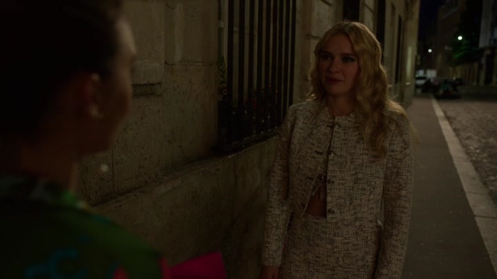Emily_in_Paris_S02E03_WEBRip_x264-ION10_2699.jpg