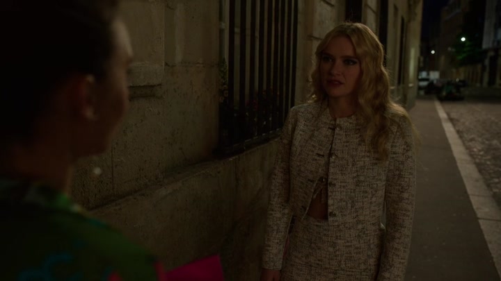 Emily_in_Paris_S02E03_WEBRip_x264-ION10_2700.jpg