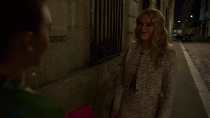 Emily_in_Paris_S02E03_WEBRip_x264-ION10_2711.jpg