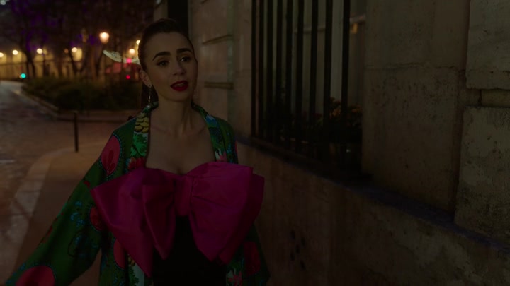 Emily_in_Paris_S02E03_WEBRip_x264-ION10_2719.jpg