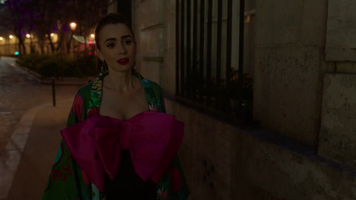 Emily_in_Paris_S02E03_WEBRip_x264-ION10_2720.jpg