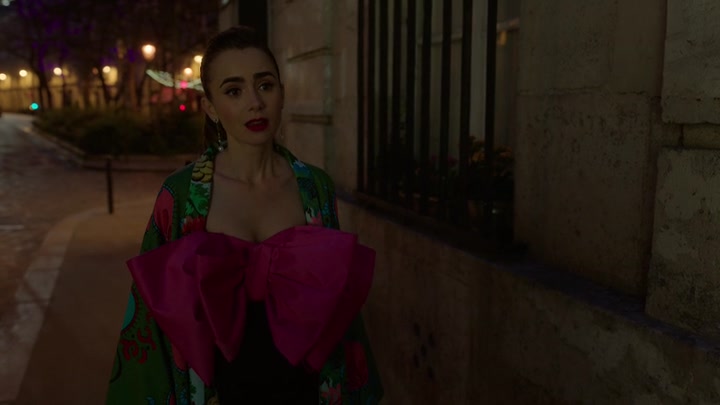 Emily_in_Paris_S02E03_WEBRip_x264-ION10_2722.jpg