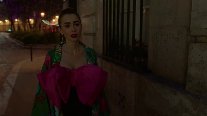 Emily_in_Paris_S02E03_WEBRip_x264-ION10_2724.jpg