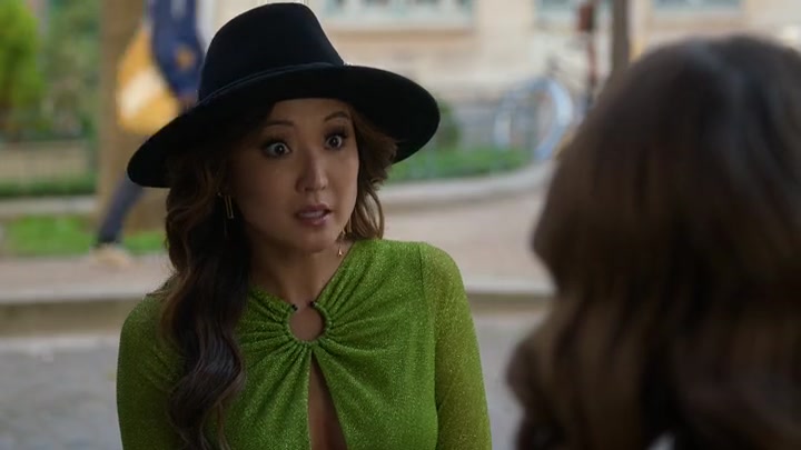 Emily_in_Paris_S02E04_WEBRip_x264-ION10_0042.jpg