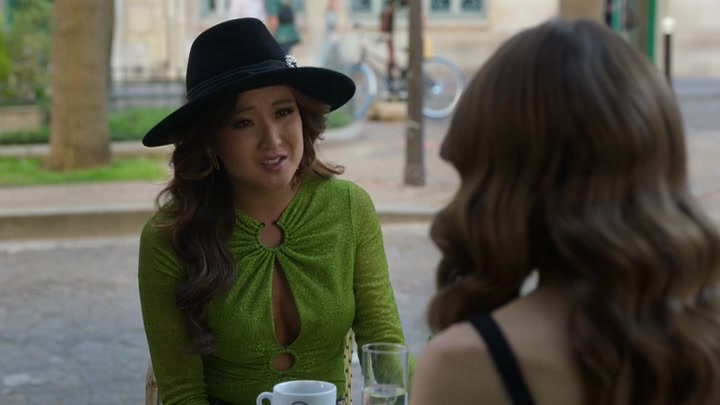 Emily_in_Paris_S02E04_WEBRip_x264-ION10_0072.jpg