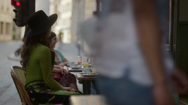 Emily_in_Paris_S02E04_WEBRip_x264-ION10_0086.jpg