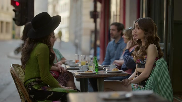 Emily_in_Paris_S02E04_WEBRip_x264-ION10_0087.jpg