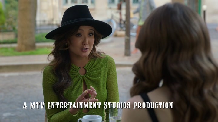 Emily_in_Paris_S02E04_WEBRip_x264-ION10_0097.jpg