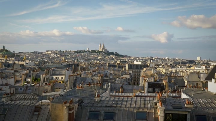 Emily_in_Paris_S02E04_WEBRip_x264-ION10_0110.jpg