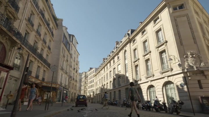 Emily_in_Paris_S02E04_WEBRip_x264-ION10_0111.jpg