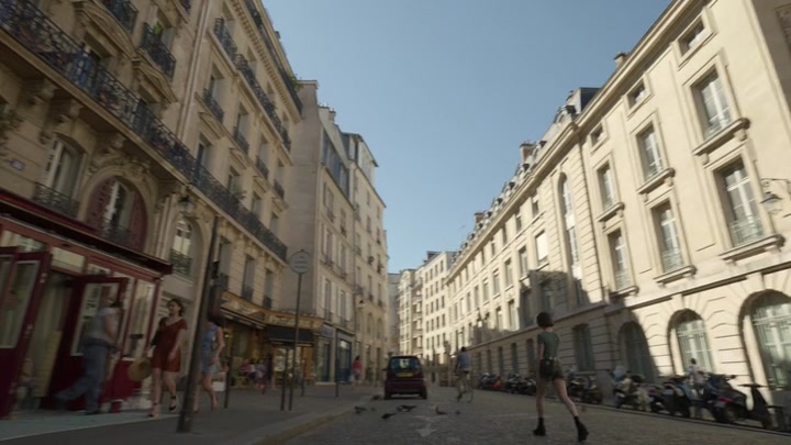 Emily_in_Paris_S02E04_WEBRip_x264-ION10_0112.jpg