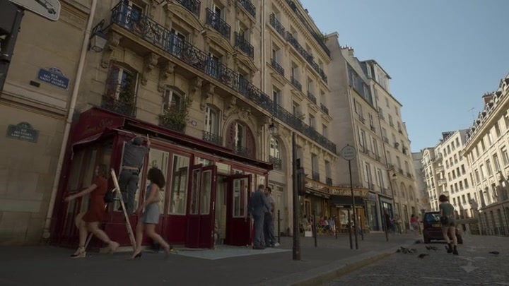 Emily_in_Paris_S02E04_WEBRip_x264-ION10_0116.jpg