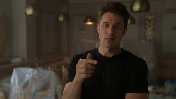 Emily_in_Paris_S02E04_WEBRip_x264-ION10_0118.jpg