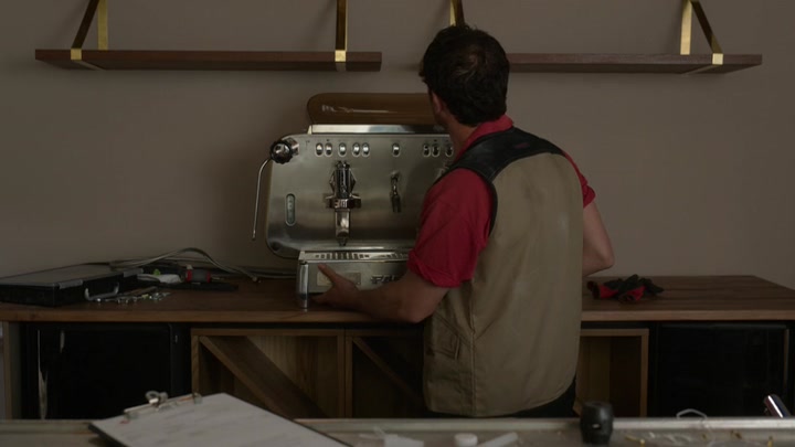 Emily_in_Paris_S02E04_WEBRip_x264-ION10_0123.jpg