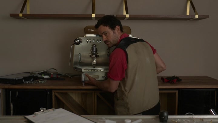 Emily_in_Paris_S02E04_WEBRip_x264-ION10_0125.jpg